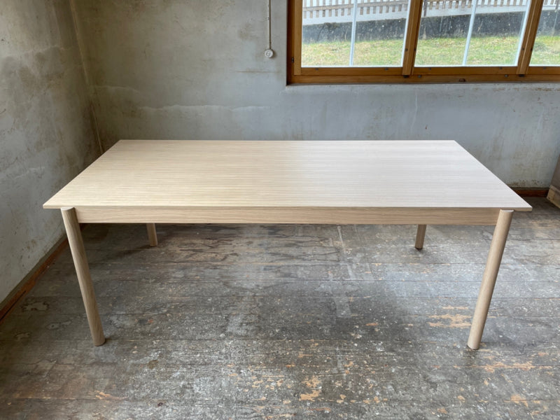 LINEAR WOOD TABLE - B-Ware